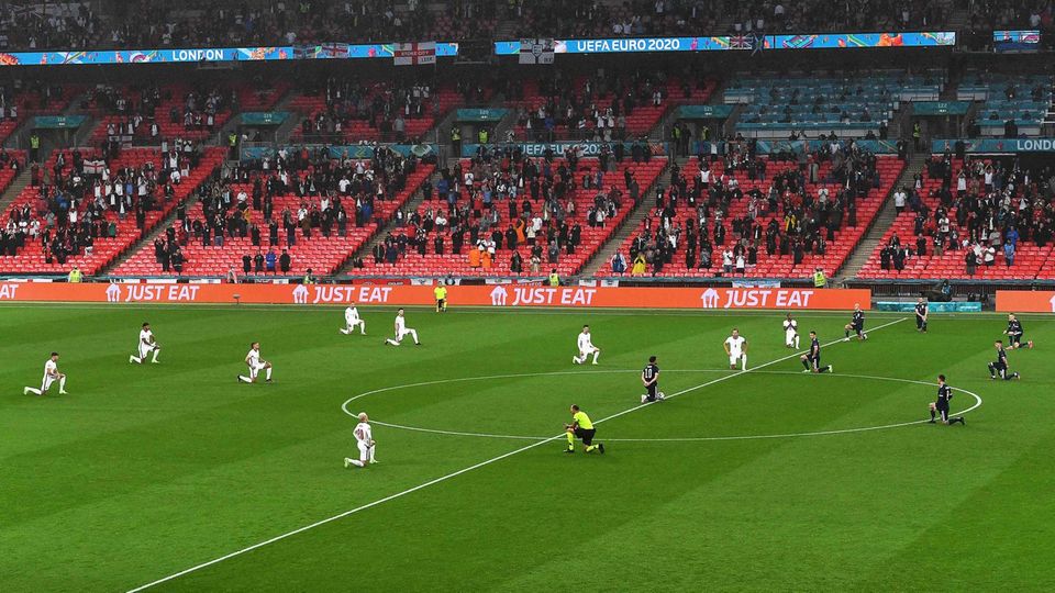 Engländer, Schotten und der spanische Schiedsrichter Lahoz: Sie alle knien gemeinsam vor dem Gruppenspiel im Wembely-Stadion