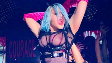 Madonna zeigt sich mit blauen Haaren und freizügigem Outfit auf Instagram