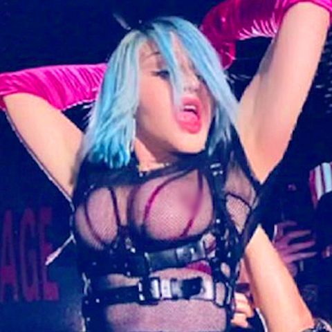 Madonna zeigt sich mit blauen Haaren und freizügigem Outfit auf Instagram