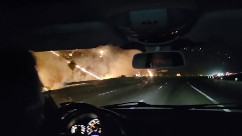 Video: Waldbrand erhellt Himmel über US-Highway