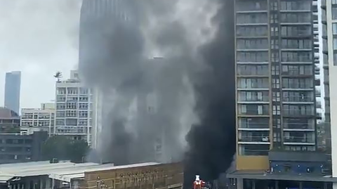 London: 100 Feuerwehrleute bei Großbrand nahe Bahnhof "Elephant and Castle"