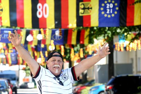 Essen: Fußball-Verrückter deckt ganzen Straßenzug Schwarz-Rot-Gelb ein.