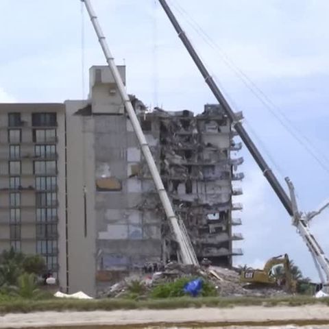 Video: Nach Gebäudeeinsturz in Florida: Nachbarn hoffen auf Überlebende