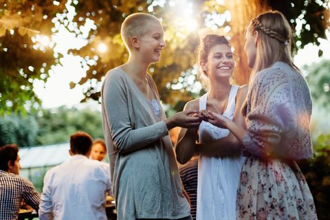 Junge Frauen stehen im Kreis und plaudern