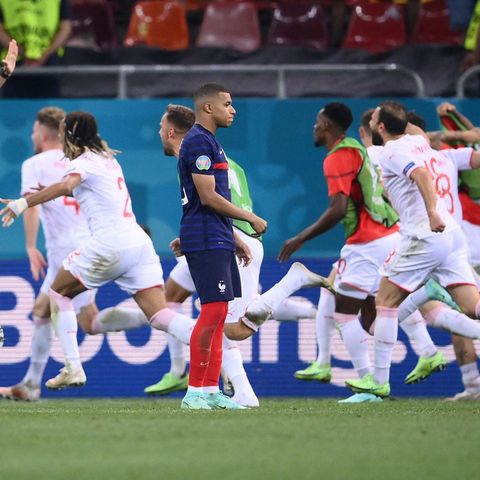EM 2021: Kylian Mbappé Sekunden nach dem verschossenen Elfmeter zwischen jubelnden Schweizern