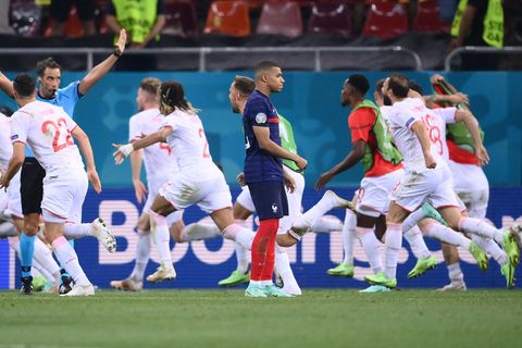 EM 2021: Kylian Mbappé Sekunden nach dem verschossenen Elfmeter zwischen jubelnden Schweizern