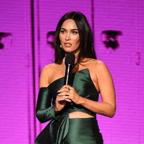 Megan Fox spricht in ein Mikrofon