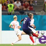 Paul Pogba zirkelt den Ball mit rechts Richtung Tor