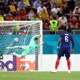 Pogba schaut seinem Schuss hinterher. Ball schlägt im Tor ein