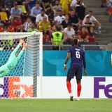 Pogba schaut seinem Ball hinterher