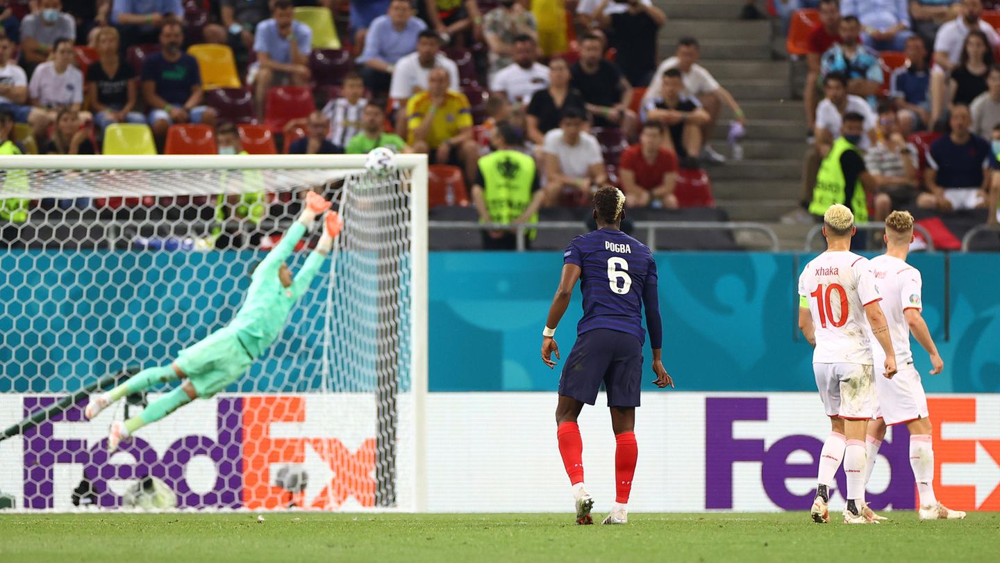 Pogba schaut seinem Ball hinterher