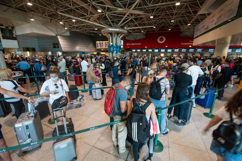 Menschen warten am Flughafen