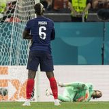 Paul Pogba steht nach dem Tor mit verschränkten Armen auf dem Rasen