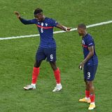 Paul Pogba legt ein Tänzchen auf den Bukarester Rasen - Mitspieler Kimpembe staunt