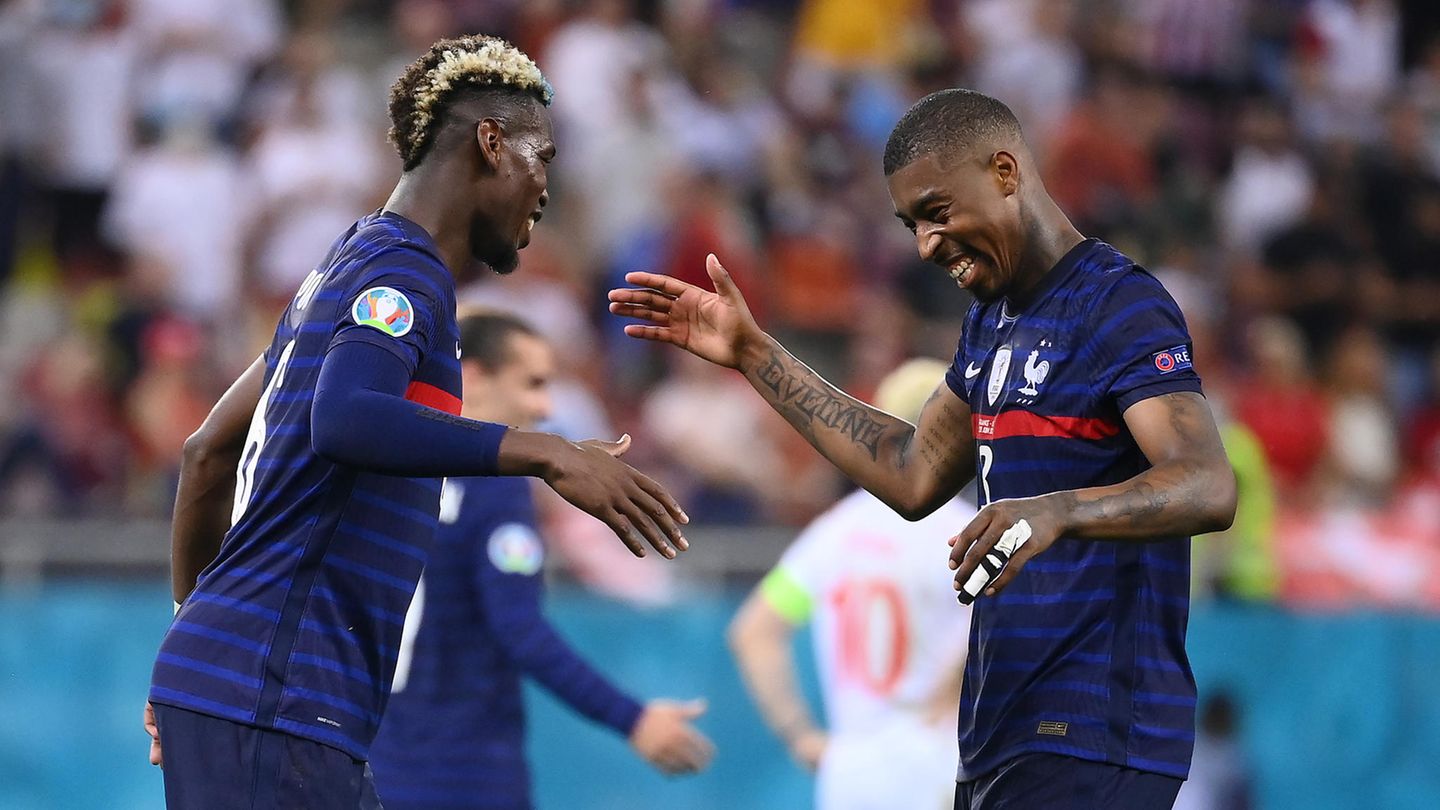 Paul Pogba und Presnel Kimpembe klatschen ab