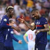 Paul Pogba und Presnel Kimpembe klatschen ab