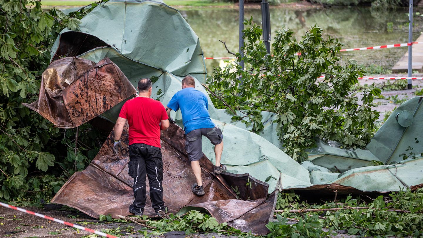 Ein starkes Unwetter war über weite Teile Baden-Württembergs hinweggezogen und hatte dabei große Schäden angerichtet.