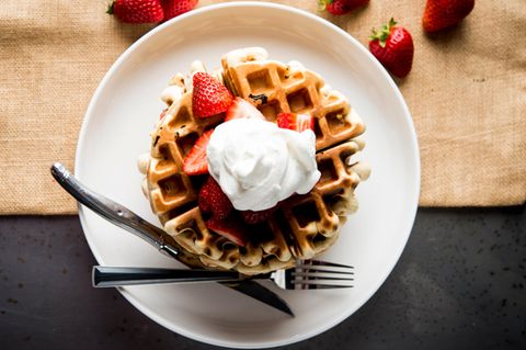 Gelingsicheres Rezept für's Waffeleisen mit frischen Erdbeeren und Schlagsahne.