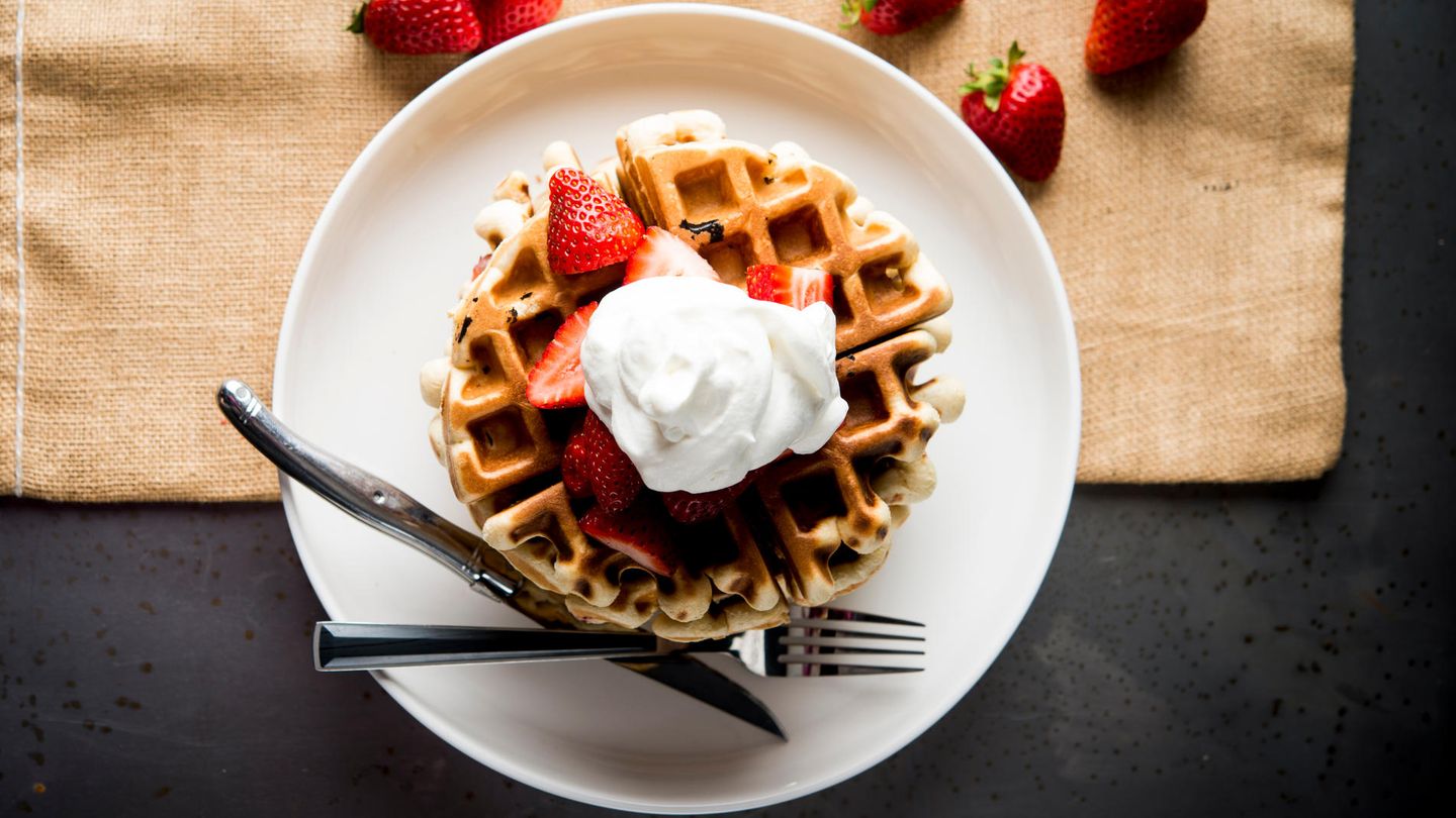 Gelingsicheres Rezept für's Waffeleisen mit frischen Erdbeeren und Schlagsahne.