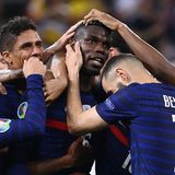 Paul Pogba umringt von seinen Teamkollegen nach dem 3:1