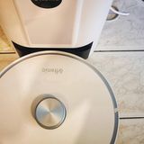 Mit der Station benötigt der Sauger 50 cm Länge. Er lässt sich aber auch unter einem Tischchen aufbauen.