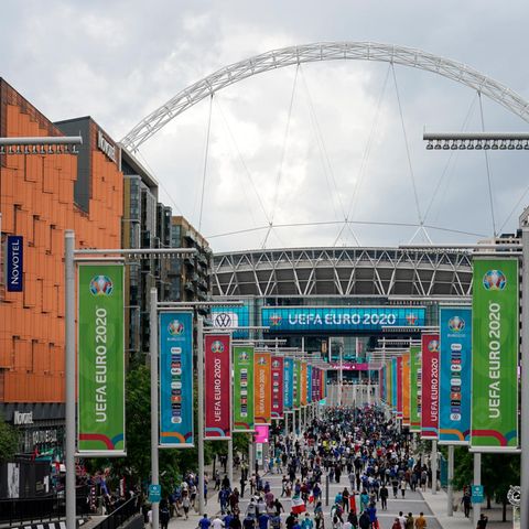 Zuschauer strömen ins Wembley-Stadion in London