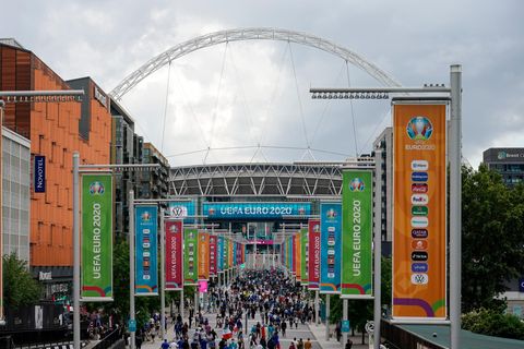 Zuschauer strömen ins Wembley-Stadion in London