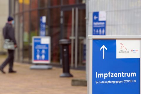 Ein Mann betritt das Impfzentrum Brandenburg.