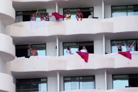 Hotel auf Mallorca: Balkonprotest gegen Corona-Quarantäne: Spanische Schüler wollen raus
