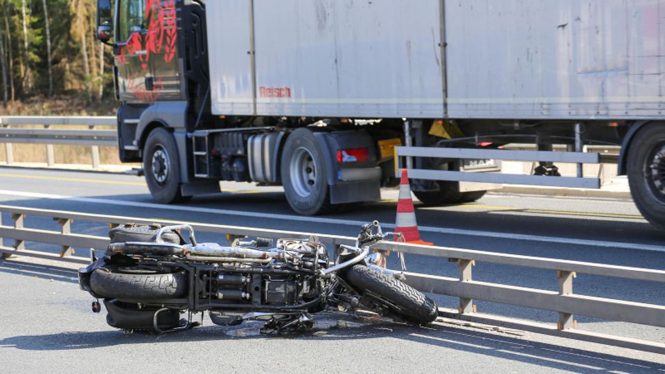 Motorradunfall auf Autobahn Motorrad liegt auf der Autobahn