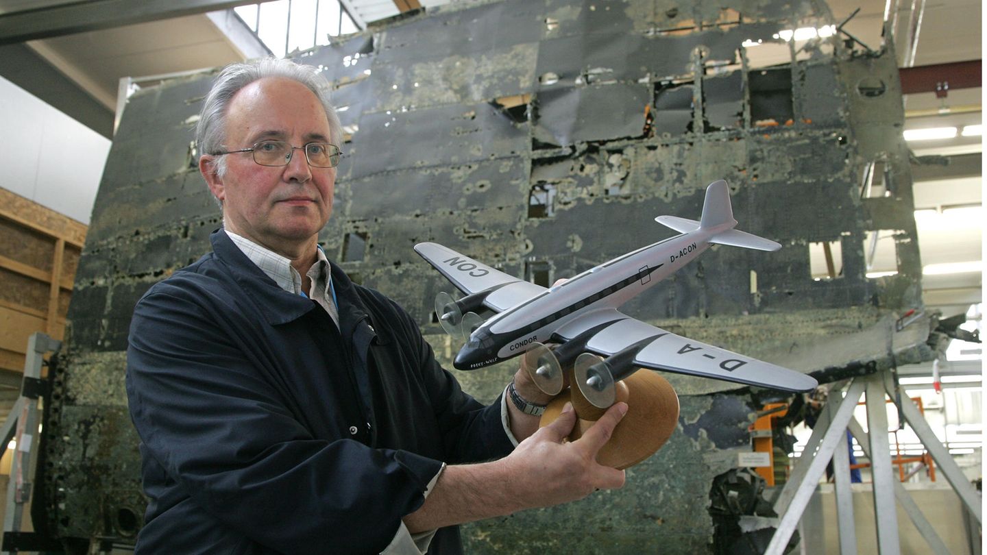 Fllow Me: Rekonstruktionsarbeiten der im Mai 1999 aus einem Fjord bei Trondheim geborgenen Fw 200 in einem Hangar in Bremen. Der Werkstattleiter im "Condor-Team", Peter-Jörg Wiesner, mit einem Modell einer Focke-Wulf Fw 200 "Condor", im Hintergrund der verrottete Flügel des Originalflugzeugs. Rekonstruktionsarbeiten der im Mai 1999 aus einem Fjord bei Trondheim geborgenen Fw 200 in einem Hangar in Bremen. Der Werkstattleiter im "Condor-Team", Peter-Jörg Wiesner, mit einem Modell einer Focke-Wulf Fw 200 "Condor", im Hintergrund der verrottete Flügel des Originalflugzeugs.