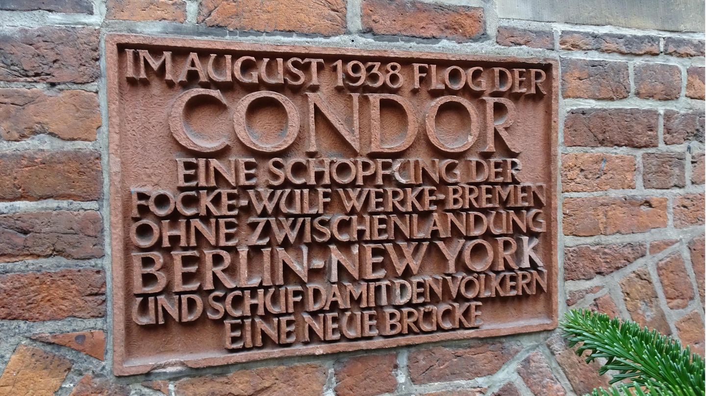 Fllow Me: Eine Tafel an einem der Häuser in der Böttcherstraße in Bremen erinnert an den knapp 25-stündigen Flug einer Fw 200 am 10. August 1938: Als erstes landgestütztes Passagierlangstreckenflugzeug gelang es, die 6371 Kilometer lange Strecke von Berlin-Staaken zum Floyd Bennett Field bei New York nonstop zu bewältigen. Eine Tafel an einem der Häuser in der Böttcherstraße in Bremen erinnert an den knapp 25-stündigen Flug einer Fw 200 am 10. August 1938: Als erstes landgestütztes Passagierlangstreckenflugzeug gelang es, die 6371 Kilometer lange Strecke von Berlin-Staaken zum Floyd Bennett Field bei New York nonstop zu bewältigen.