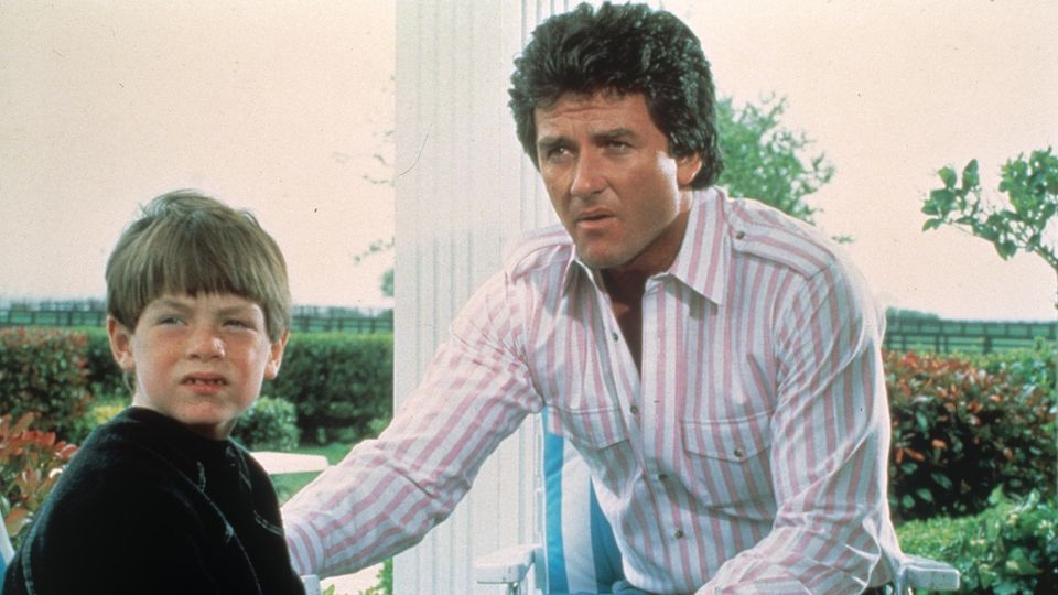 US-Serie feiert Jubiläum: Bobby Ewing (Patrick Duffy, hier mit Adoptivsohn Christopher Ewing, gespielt von Joshua Harris) starb zunächst in der Serie, spielte aber später wieder mit Bobby Ewing (Patrick Duffy, hier mit Adoptivsohn Christopher Ewing, gespielt von Joshua Harris) starb zunächst in der Serie, spielte aber später wieder mit