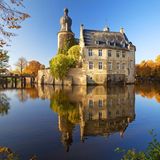 Eine der der fahrradfreundlichsten Städte Deutschlands ist Münster. Nicht nur wegen der flachen Geografie, sondern insbesondere wegen der meist hervorragend ausgebauten Radwege. Wer überhaupt in die Welt der Radtouren hineinschnuppern möchte, findet im Münsterland beste Bedingungen. Die User von Komoot haben 20 Radtouren jeweils zwischen 30 und knapp 50 Kilometer Länge im Münsterland zusammengestellt: Vorbei an Flüssen, Dörfchen und vielen romantischen Schlössern. Alles Tagestouren an deren Ende man wieder in Münster ankommt. 