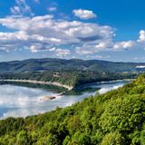 Gleich vier Sterne hat der Allgemeine Deutsche Fahrradclub dem Radwanderweg entlang der Eder verliehen. Die Strecke ist mit guten 160 Kilometern an einem verlängerten Wochenende gut zu schaffen und sie ist bequem mit der Bahn zu erreichen. Startpunkt ist der Bahnhof von Erndtebrück und dann geht es auch schon ein paar Minuten später ins grüne Edertal hinein durch die liebliche Mittelgebirgslandschaft mit sanften Hügeln, Auenwäldern. Endpunkt ist Kassel. Die Gastronomie hat sich schon auf die Radwanderer eingestellt. Es gibt zahlreiche Möglichkeiten zur Einkehr und viele Bed & Bike-Unterkünfte.