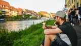 Für einen längeren Urlaub ist Bamberg eigentlich zu klein, anders sieht es schon aus, wenn man die romantische Hauptstadt des Bieres als Basislager für Radtouren nutzt. Die Umgebung ist wie für das Radwandern gemacht. Wunderbare abwechslungsreiche Natur, Schlösser, Burgen und viele Möglichkeiten zur Einkehr. Die perfekte Mischung aus Natur und Kultur. Fans der Region haben 20 unterschiedliche Tagestouren zusammengestellt, die kürzeste ist mit 24 Kilometern nur eine Runde um den Block,  die längste führt 127 Kilometer von Bamberg nach Schweinfurt und zurück.