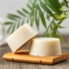 Eine Frau kämmt sich die nassen Haare