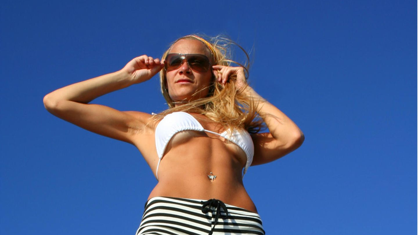 Eine junge Frau in einem knappen Bikini