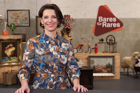 Wendela Horz steht im Studio von Bares für Rares am Expertentisch