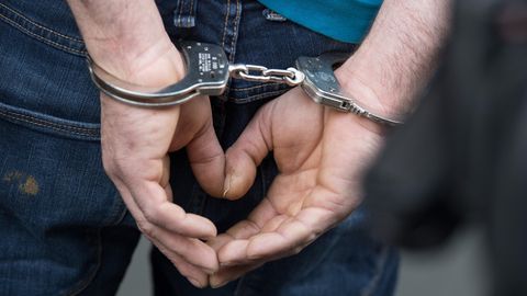 Festnahme als Symbolfoto zum Polizeieinsatz in Frankfurt: Mann mit Messer festgenommen