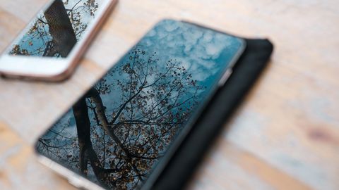 Zwei Mittelklasse Smartphones liegen nebeneinander.