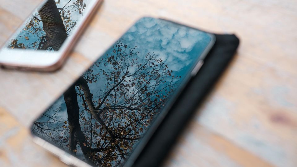 Zwei Mittelklasse Smartphones liegen nebeneinander.