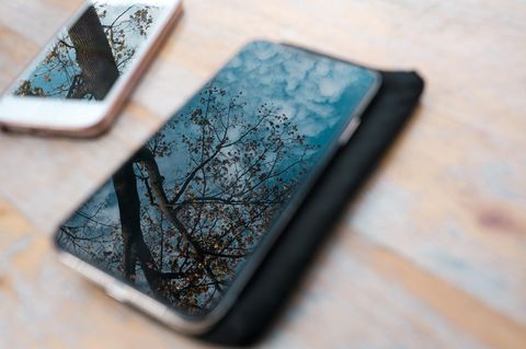 Zwei Mittelklasse Smartphones liegen nebeneinander.