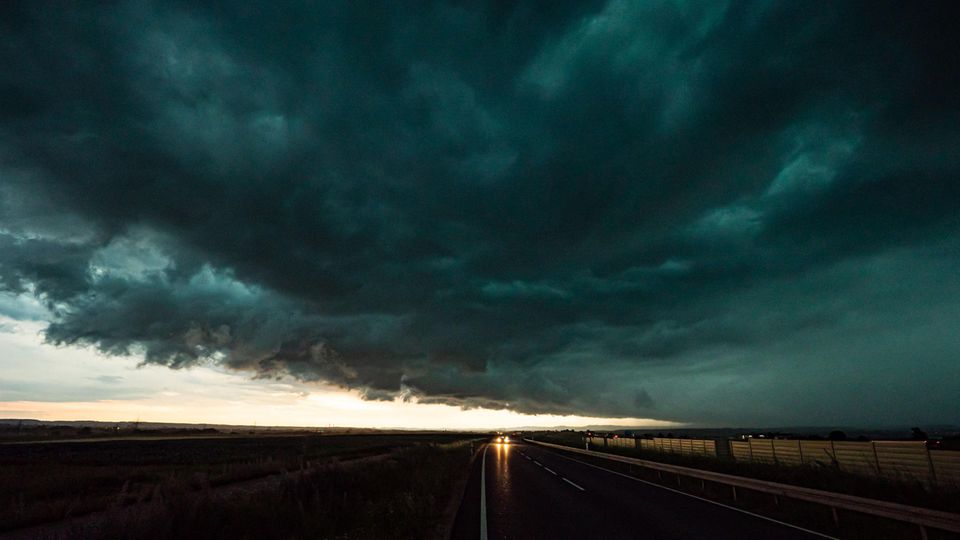 Massive Unwetterfront bei Esslingen in Baden-Württemberg