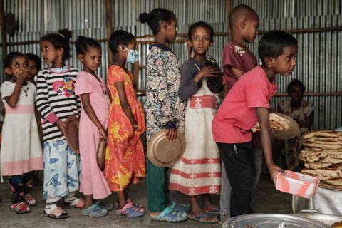 Äthiopien: Kinder stehen in einer Schlange und warten auf eine Mahlzeit