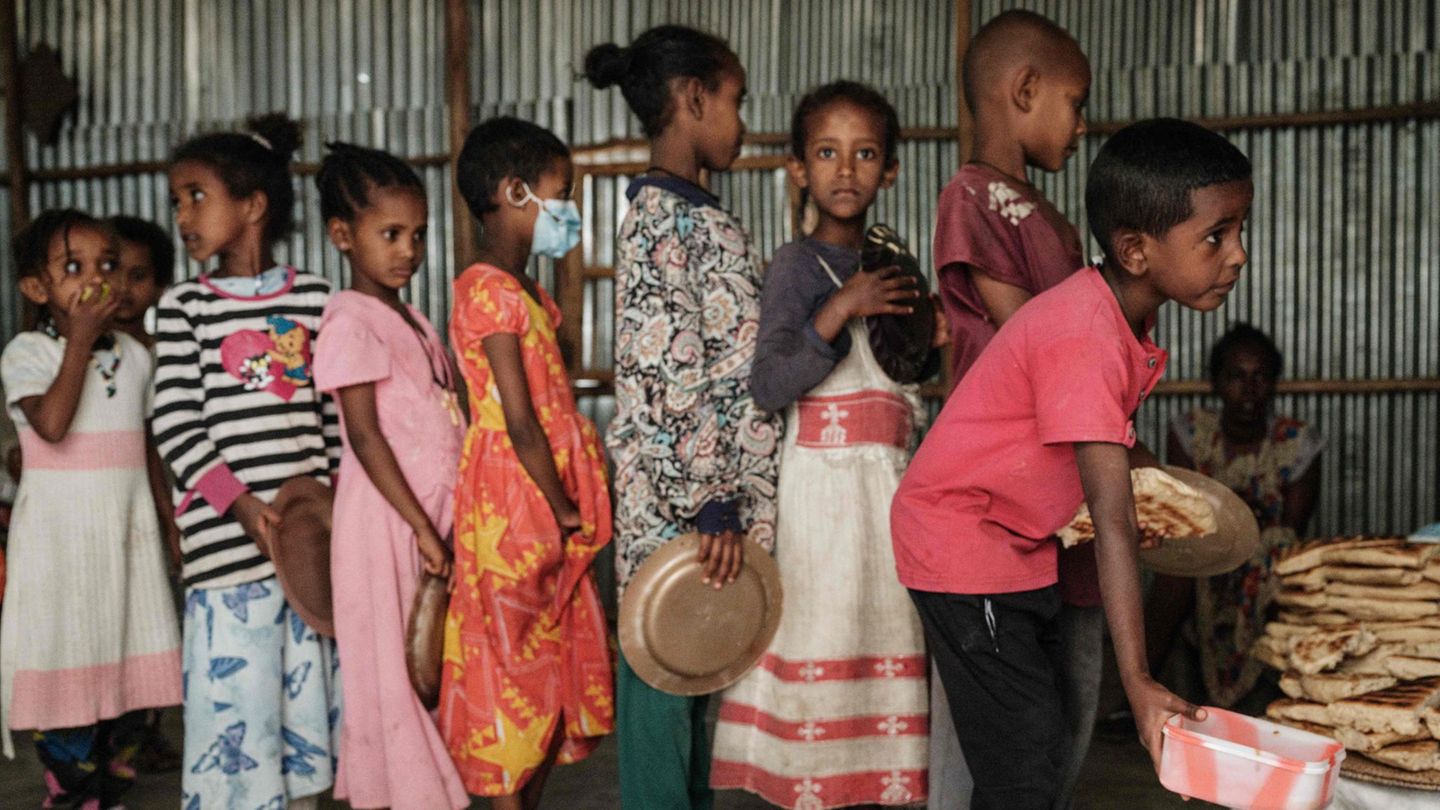 Äthiopien: Kinder stehen in einer Schlange und warten auf eine Mahlzeit