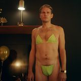 Ihr Ex Stephan (Christoph Gawenda) kann jedoch nicht ganz von Franzi lassen, und überrascht sie an ihrem Geburtstag mit einem neon-grünen Mikrobikini. Dass er den schließlich selbst anziehen muss, ist den "Goldstein Girls" zu verdanken - die zusammen jede Menge feministischer Power entfalten und klar machen: Von selbstgefälligen Männern lassen sie sich nichts bieten!