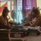 Jo (Salka Weber) war früher das schönste Mädchen der Schule und galt zukünftiger Musikstar. Doch irgendwas ist schief gelaufen. Jetzt sitzt sie mit Anfang 30 in ihrer abgedunkelten Wohnung und schnorrt sich das Nötigste zum Leben von ihren Freundinnen oder wechselnden Lovern. Eine echte Lebensperspektive hat sie nicht.