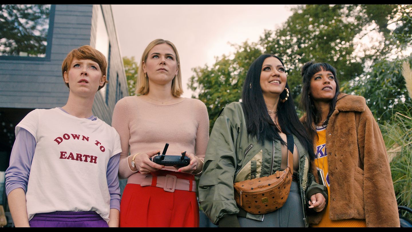 Neue Serie auf ZDFneo: Sie sind die "Goldstein Girls", benannt nach dem gleichnamigen Frankfurter Stadtteil: Lena (Sarah Bauerett), Franzi (Llewellyn Reichman), Elif (Jasmin Shakeri) und Jo (Salka Weber) stehen im Mittelpunkt der neuen Serie "Deadlines", die ZDFneo ab dem 13. Juli zeigt. Die vier Frauen um die 30 sind seit ihrer Schulzeit miteinander befreundet - und kommen nun in eine entscheidende Phase ihres Lebens: Heiraten? Kinder kriegen? Und wie soll es beruflich weitergehen? Das sind die Fragen, die die vier unterschiedlichen Frauen umtreiben. Sie sind die "Goldstein Girls", benannt nach dem gleichnamigen Frankfurter Stadtteil: Lena (Sarah Bauerett), Franzi (Llewellyn Reichman), Elif (Jasmin Shakeri) und Jo (Salka Weber) stehen im Mittelpunkt der neuen Serie "Deadlines", die ZDFneo ab dem 13. Juli zeigt. Die vier Frauen um die 30 sind seit ihrer Schulzeit miteinander befreundet - und kommen nun in eine entscheidende Phase ihres Lebens: Heiraten? Kinder kriegen? Und wie soll es beruflich weitergehen? Das sind die Fragen, die die vier unterschiedlichen Frauen umtreiben.