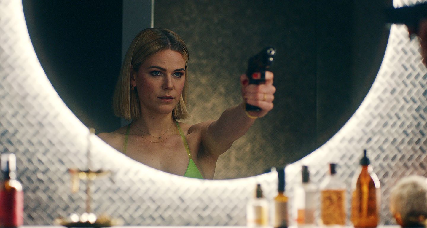 Neue Serie auf ZDFneo: Franzi (Llewellyn Reichman) ist die jüngste der Vier - und verdient gutes Geld als Influencerin. Auf Instagram stellt sie ihr scheinbar glückliches Beziehungsleben, ihren gesunden Lebensstil und ihr perfektes Aussehen zur Schau. Zusammen mit ihrem Freund, einem Arzt, lebt sie in einer großen Villa mit Pool und Garten. Als der sie verlässt, verheimlicht sie das vor ihren Freundinnen und der restlichen Welt. Franzi (Llewellyn Reichman) ist die jüngste der Vier - und verdient gutes Geld als Influencerin. Auf Instagram stellt sie ihr scheinbar glückliches Beziehungsleben, ihren gesunden Lebensstil und ihr perfektes Aussehen zur Schau. Zusammen mit ihrem Freund, einem Arzt, lebt sie in einer großen Villa mit Pool und Garten. Als der sie verlässt, verheimlicht sie das vor ihren Freundinnen und der restlichen Welt.